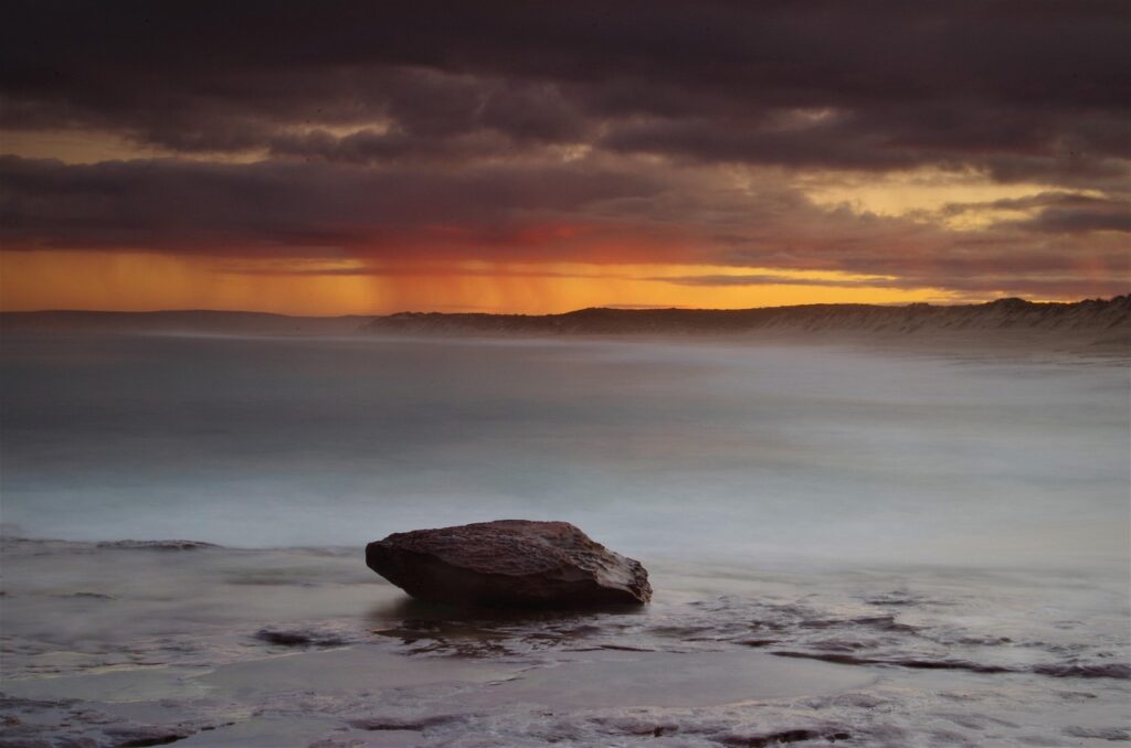 勝利のあとに訪れる静けさと虚しさを表現した湖の先に夕陽が沈んでゆく光景