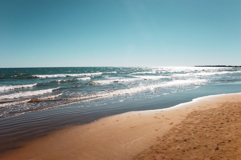 夏の海と浜辺の風景