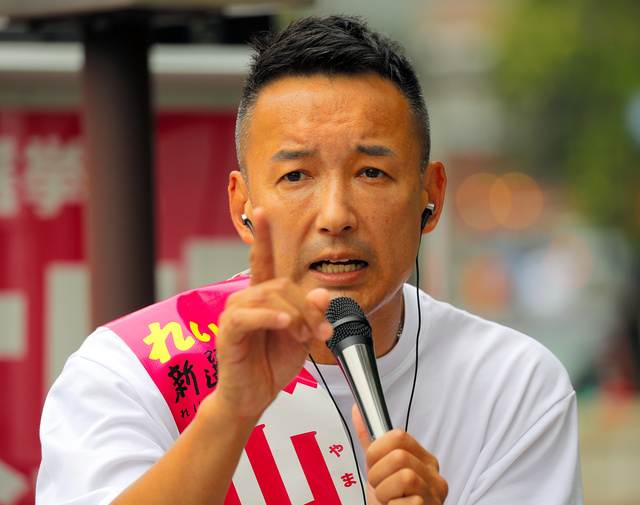 街頭演説で政策や考えを語る、れいわ新選組代表・山本太郎氏の様子