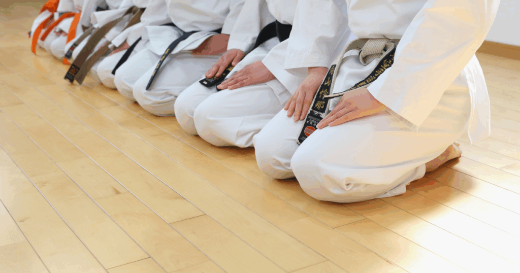 空手道場で、生徒が横一列になって正座をしている様子