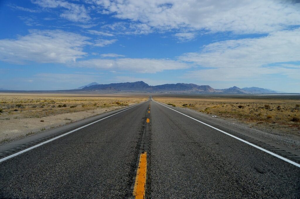 中道を象徴する一本道の風景。立憲民主党と公明党の合流をどう見るか、選挙で迷わない判断基準を考えるイメージ画像