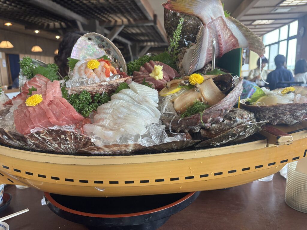 銚子の海鮮料理店で味わったヒラメの姿造りとアワビ入りの豪華な舟盛り
